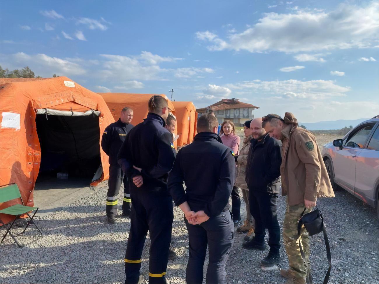 Представники посольства відвідали регіони, що постраждали від землетрусу, і забрали українців