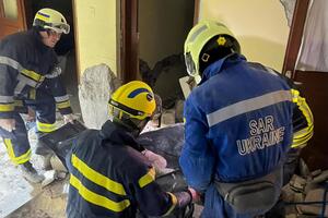 Украинские спасатели помогают разбирать завалы после разрушительного землетрясения в Турции