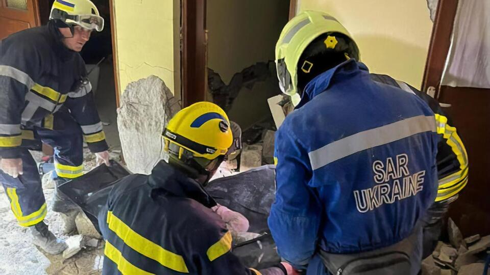 Украинские спасатели помогают разбирать завалы после разрушительного землетрясения в Турции