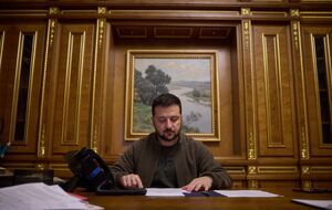 Україна цінує підтримку Кіпру на її шляху до ЄС, зазначив Зеленський (на фото) за підсумками розмови з Крістодулідісом