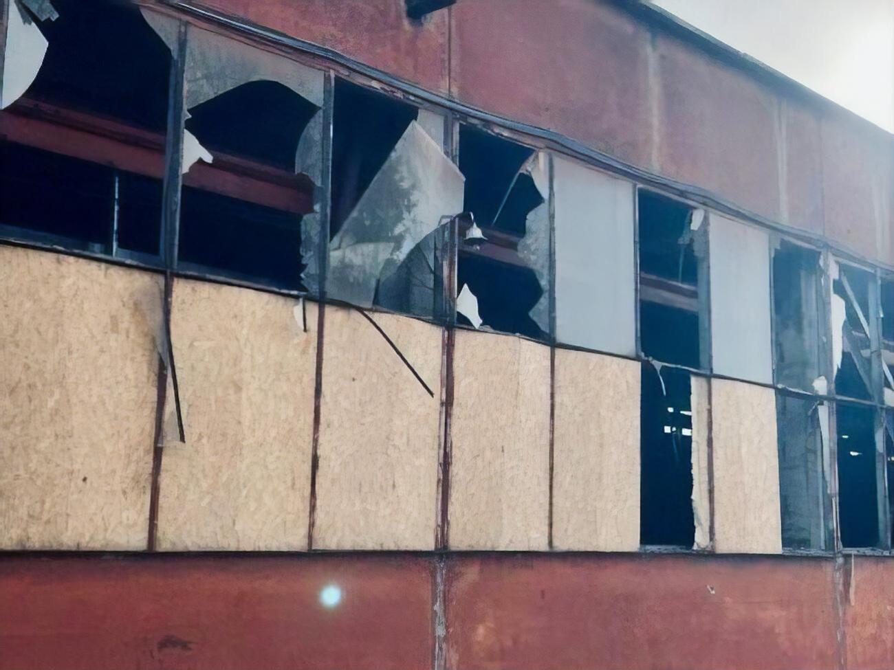 В результате обстрела в городе есть разрушения