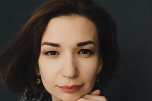 Военный занес ребенка в автобус, который направлялся к границе. Водитель спросил: "Едете?" Он: "Куда я могу поехать?" Ночью девочка проснулась и долго кричала: "Папа"