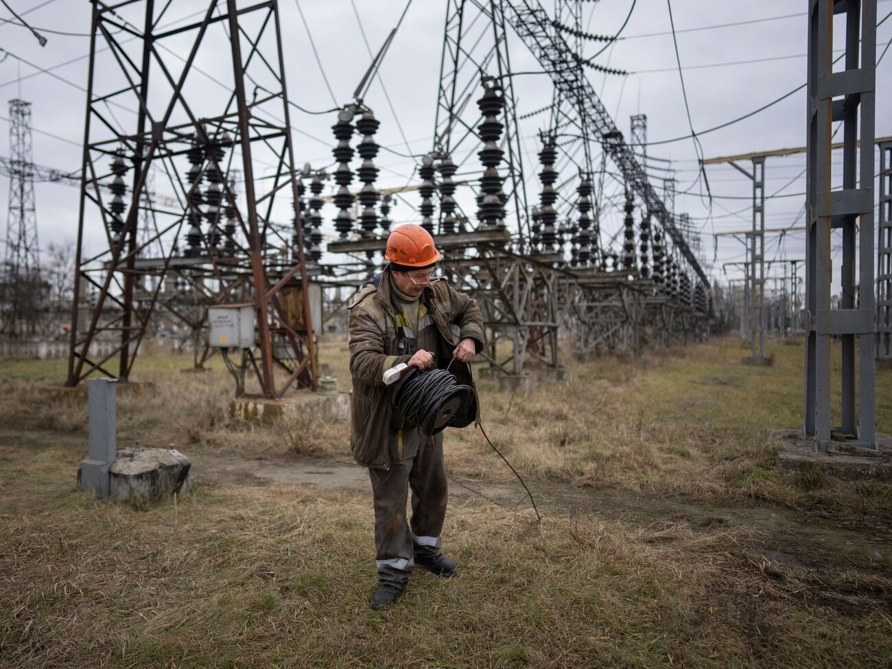 Энергетики восстанавливают сети, как только получают разрешение и доступ к месту повреждения от ВСУ и ГСЧС