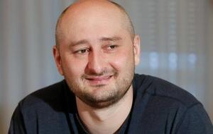 Партнер Навки, зірка "Танців на льоду" й за сумісництвом ватний скріпоносець захворів і пройшов шлях від нежитю до коми. А скріпні лікарі довели його до гангрени й відрізали ніжки