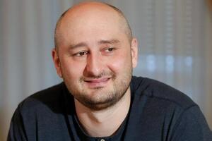 Партнер Навки, звезда "Танцев на льду" и по совместительству ватный скрепоносец заболел и прошел путь от насморка до комы. А скрепные врачи довели его до гангрены и отрезали ножки