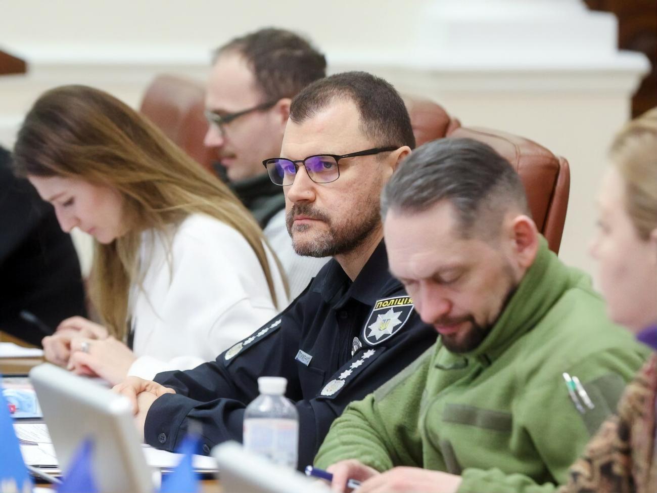 Клименко (у центрі) анонсував кадрові рішення у МВС "виключно в інтересах ефективності міністерства"