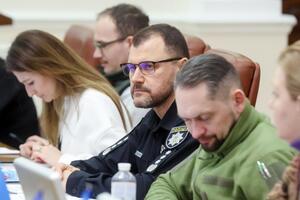 Клименко (у центрі) анонсував кадрові рішення у МВС "виключно в інтересах ефективності міністерства"