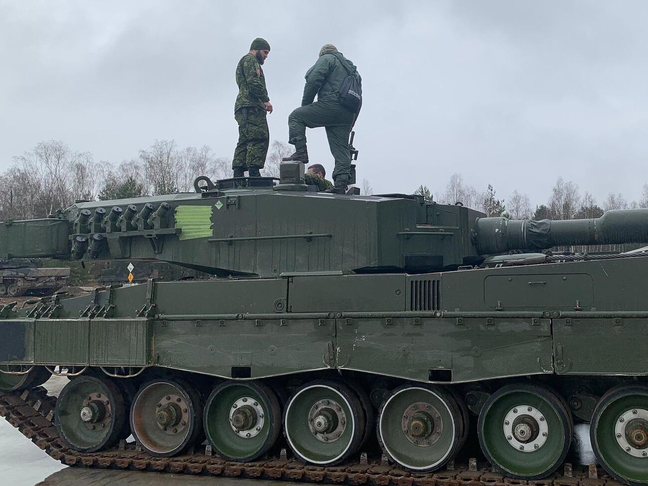 Канадские военные уже обучают украинских управлять танками Leopard в Польше