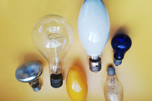 Украинцы активно приносят старые лампы для обмена на новые LED-лампочки