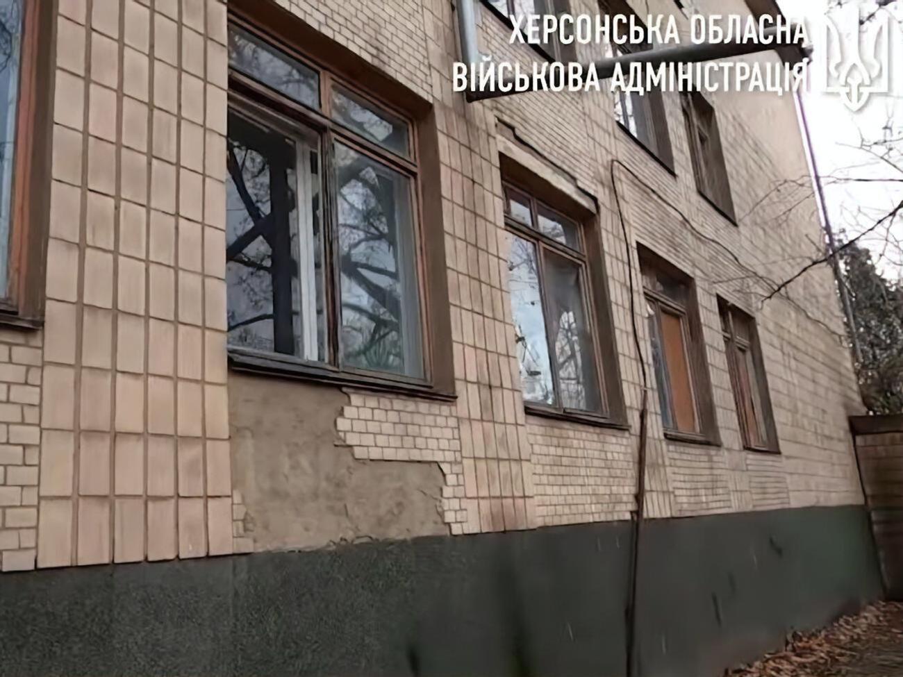 Через російські обстріли в будівлі лікарні вибуховою хвилею та уламками снарядів вибило вікна, зазначили у Херсонській ОВА
