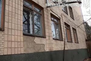 Через російські обстріли в будівлі лікарні вибуховою хвилею та уламками снарядів вибило вікна, зазначили у Херсонській ОВА