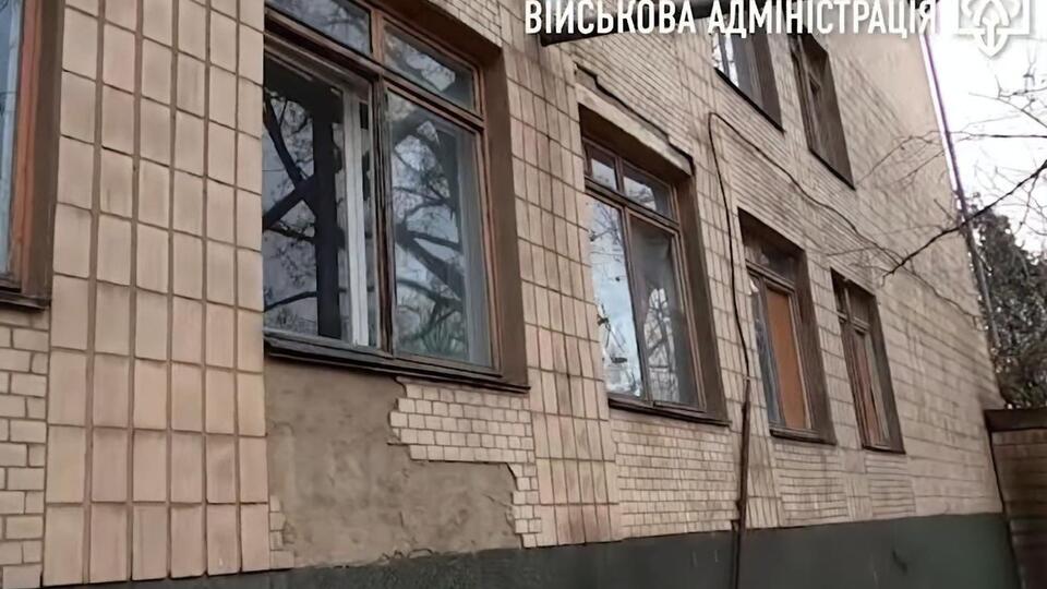 Из-за российских обстрелов в здании больницы взрывной волной и обломками снарядов выбило окна, отметили в Херсонской ОВА