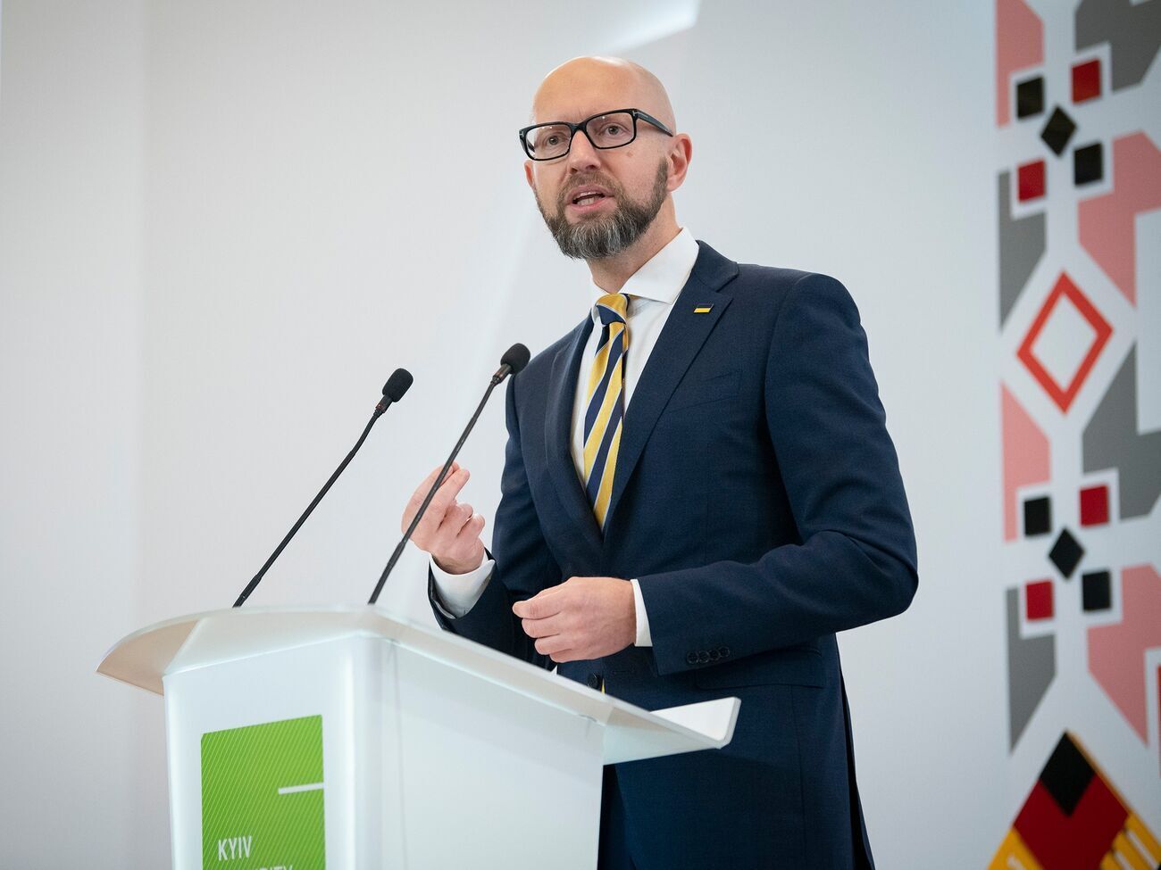 Яценюк: У росіян справи погані були в січні: у них нафтогазові доходи впали десь на $5 млрд. Це багато