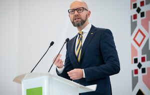 Яценюк: У россиян дела плохо были в январе: у них нефтегазовые доходы упали где-то на $5 млрд. Это много