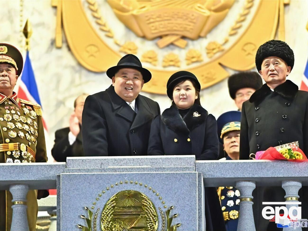 Кім Чжу Е вже п'ять разів з'явилася на публіці, супроводжуючи батька