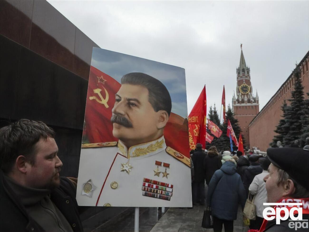 Росіянам пропонують замість Дня святого Валентина святкувати визволення Ворошиловграда й розсилати листівки зі Сталіним