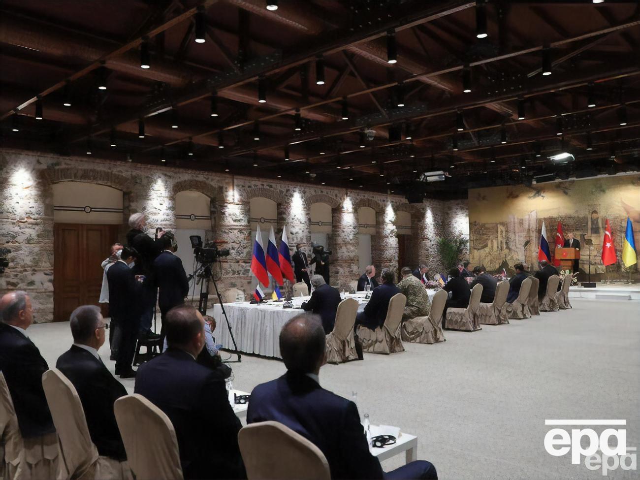 Переговоры между Украиной и Россией свелись к неформальным контактам и обсуждению обменов пленными, пишет "Медуза"