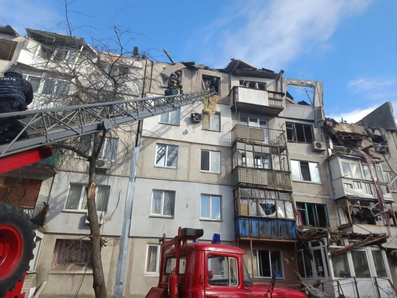 Спасателям удалось спасти из разрушенного подъезда двух человек