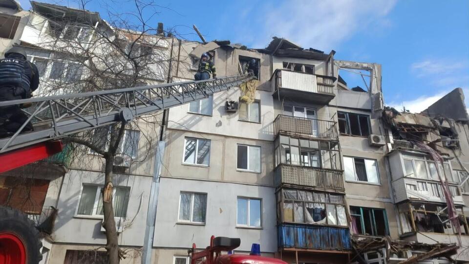 Спасателям удалось спасти из разрушенного подъезда двух человек