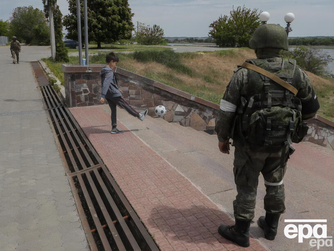 Оккупанты вывозят детей из Украины и перевоспитывают в лагерях, говорят исследователи