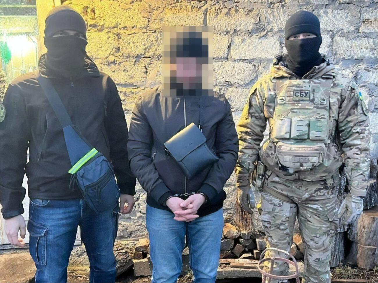 Правоохоронці затримали підозрюваного під час спроби передання закритих відомостей у РФ