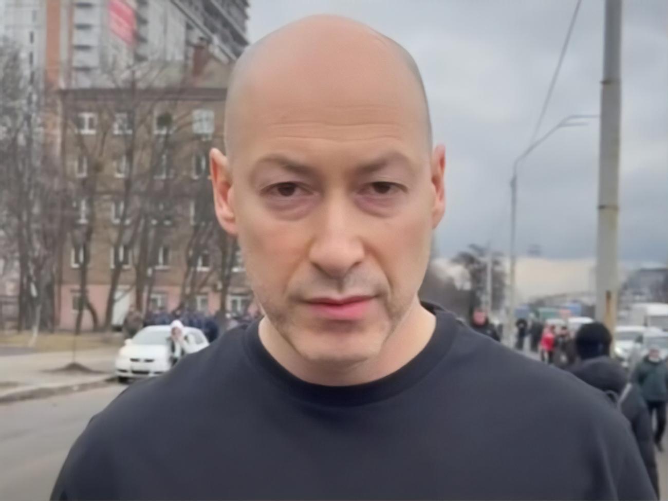 За словами Мірешкіна, він заїжджав у Гостомель, коли побачив звернення Гордона, в якому журналіст повідомив про висаджування російського десанта в місті