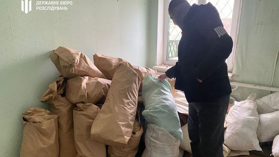 Під час обшуку вилучено приблизно одну тонну макової соломки та обладнання для фасування