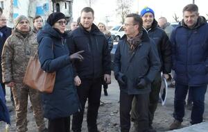 Кристерссон (третий справа) был поражен разрушениями, причиненными российской армией в Киевской области, отметили в ОВА