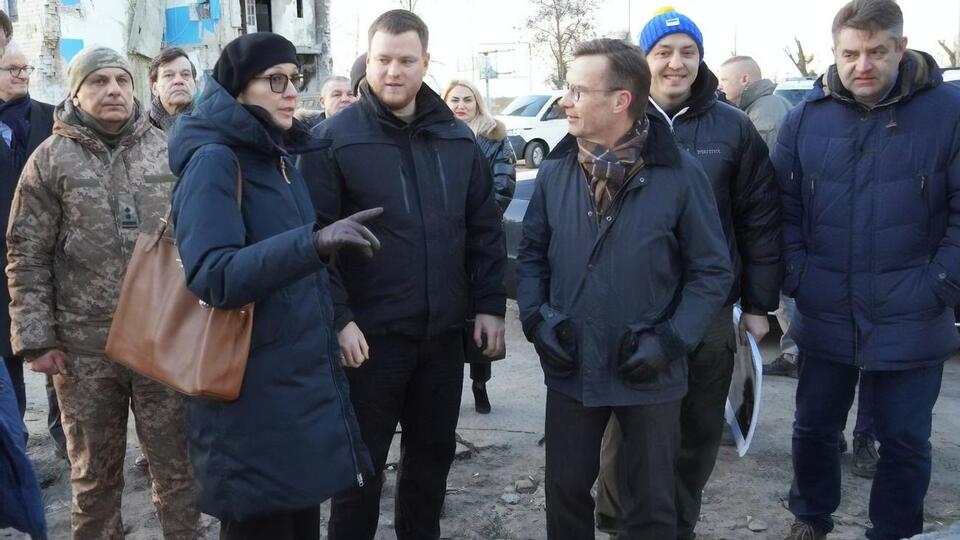Крістерссон (третій праворуч) був вражений руйнуваннями, яких завдала російська армія в Київській області, зазначили в ОВА