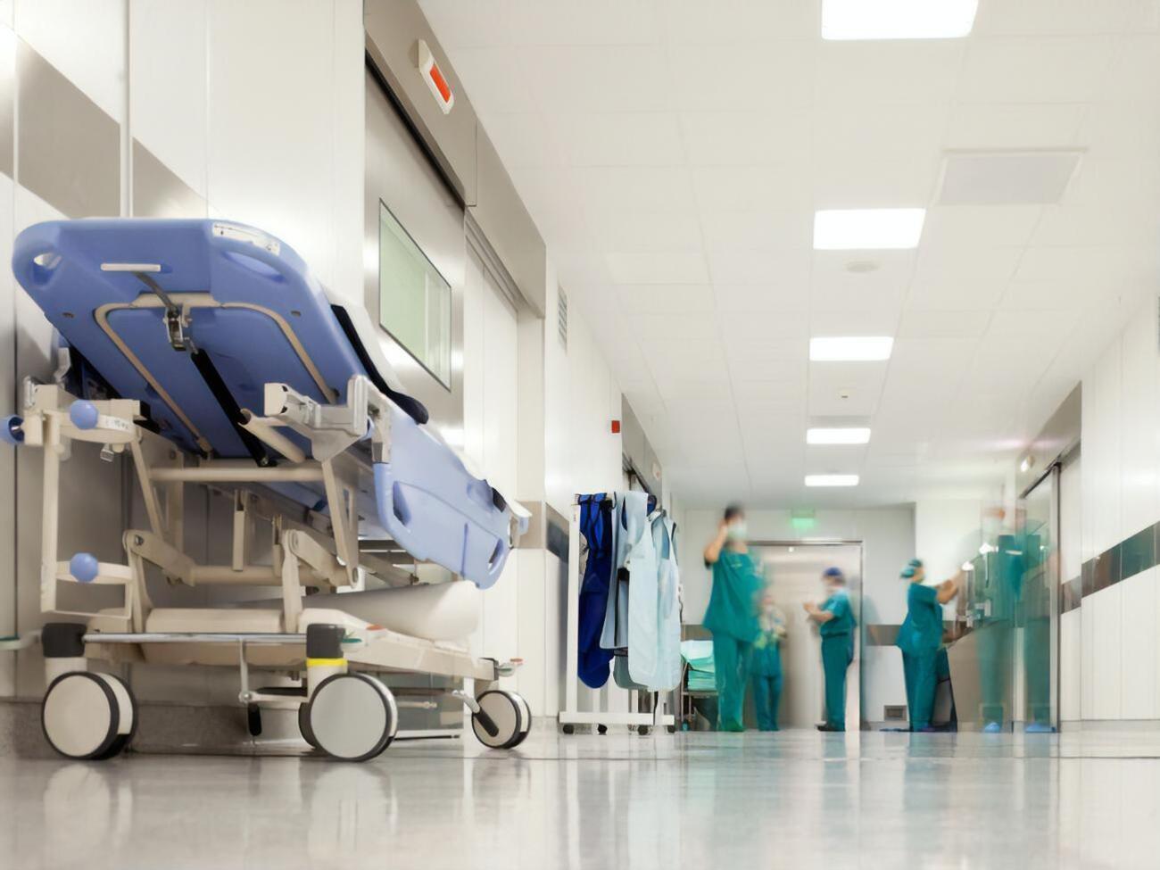 Пострадавшую госпитализировали с осколочными ранениями