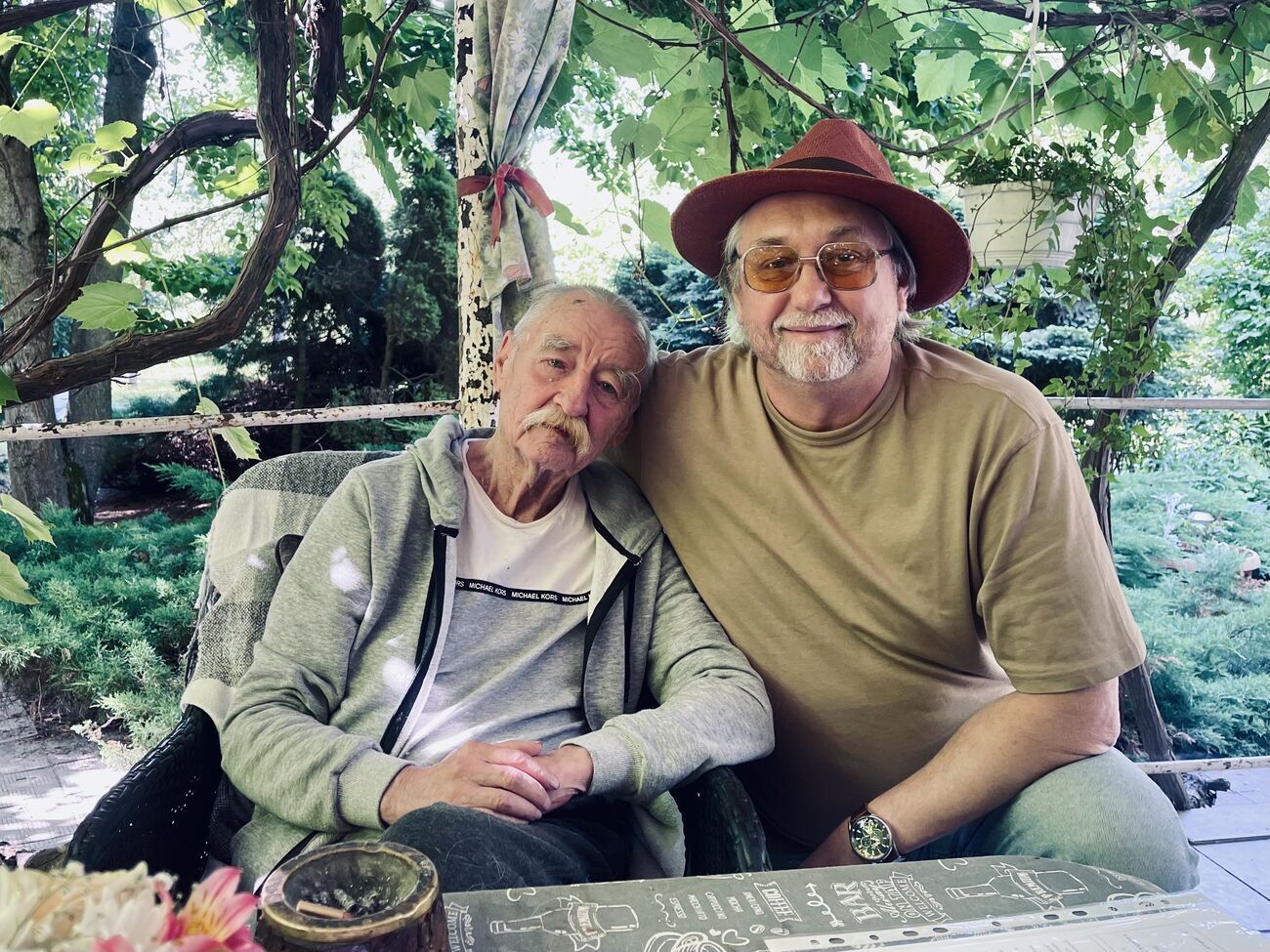 Снять фильм Горова (справа) вдохновило произведение Поклада (слева) "Спомин про майбутнє"