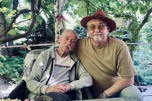 Снять фильм Горова (справа) вдохновило произведение Поклада (слева) "Спомин про майбутнє"