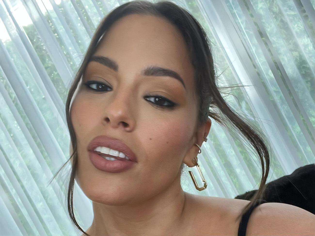 Грэм показала ню-фото