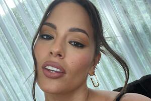 Грэм показала ню-фото