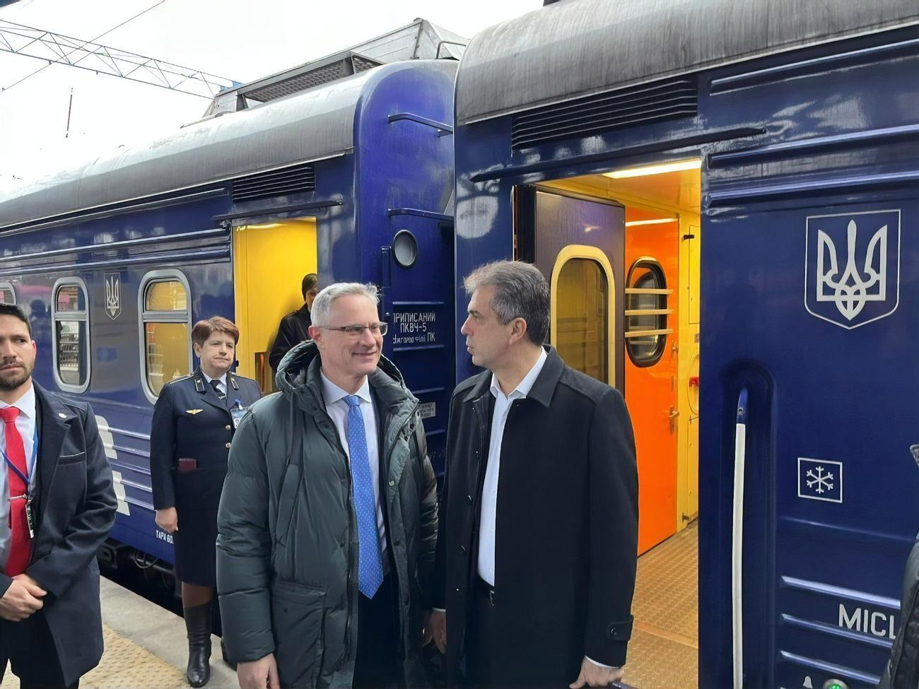 Коэн (справа) приехал в Киев на поезде из Польши