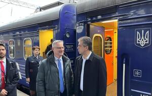 Коэн (справа) приехал в Киев на поезде из Польши