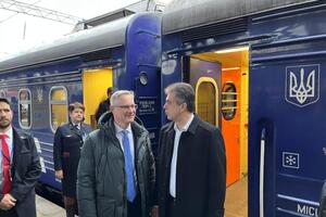 Коэн (справа) приехал в Киев на поезде из Польши