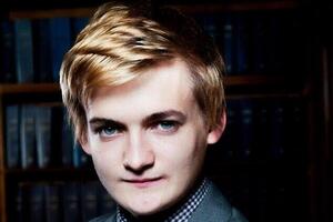 Глисон стал известен благодаря роли Джоффри Баратеона в "Игре престолов"