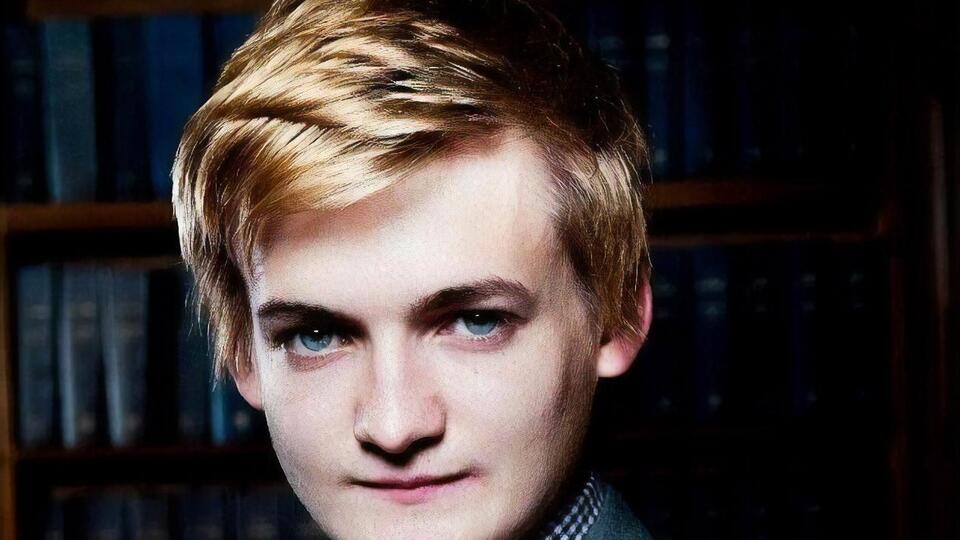 Глисон стал известен благодаря роли Джоффри Баратеона в "Игре престолов"