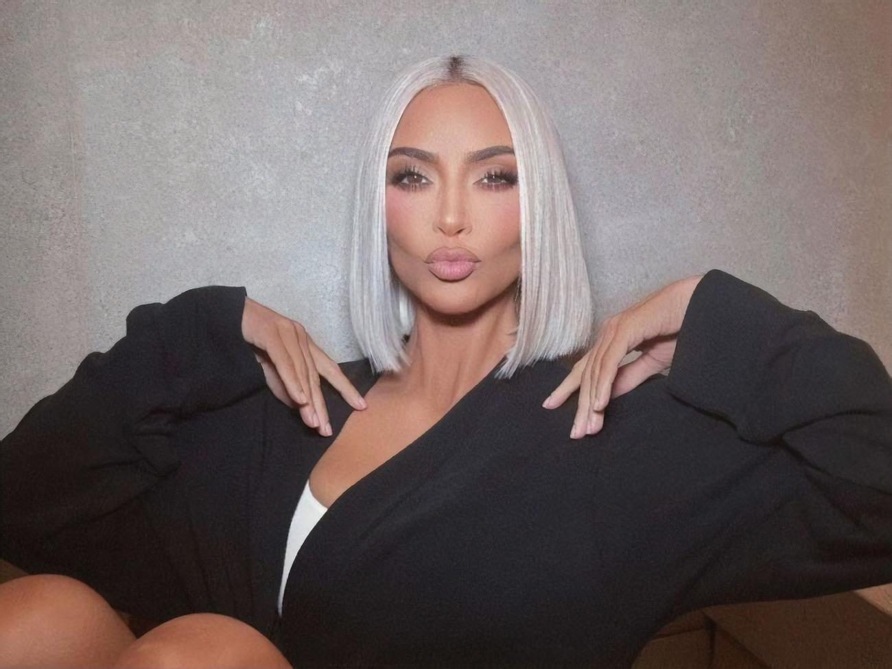 Кардашян примерила несколько образов