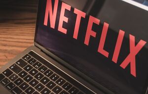 В документальный фильм вошли интервью с артистами, активистами и бывшими сотрудниками платформы, отмечается на сайте Netflix