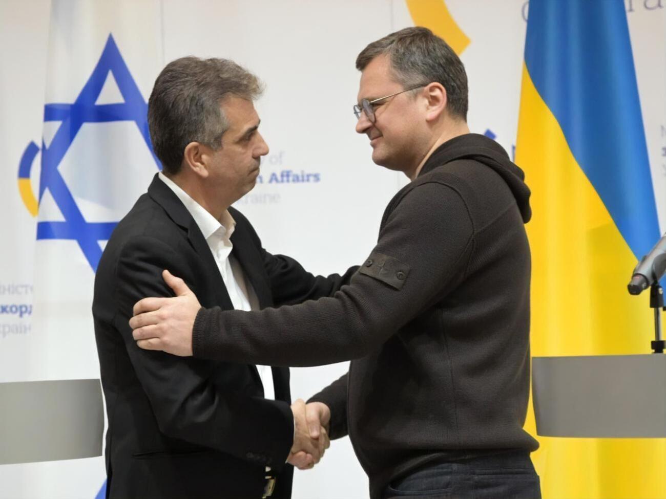 Нет ни одной объективной причины, почему Израиль и Украина "не должны стоять плечом к плечу", отметил Кулеба (справа) после встречи с Коэном