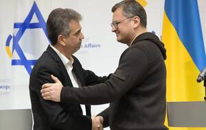 Нет ни одной объективной причины, почему Израиль и Украина "не должны стоять плечом к плечу", отметил Кулеба (справа) после встречи с Коэном