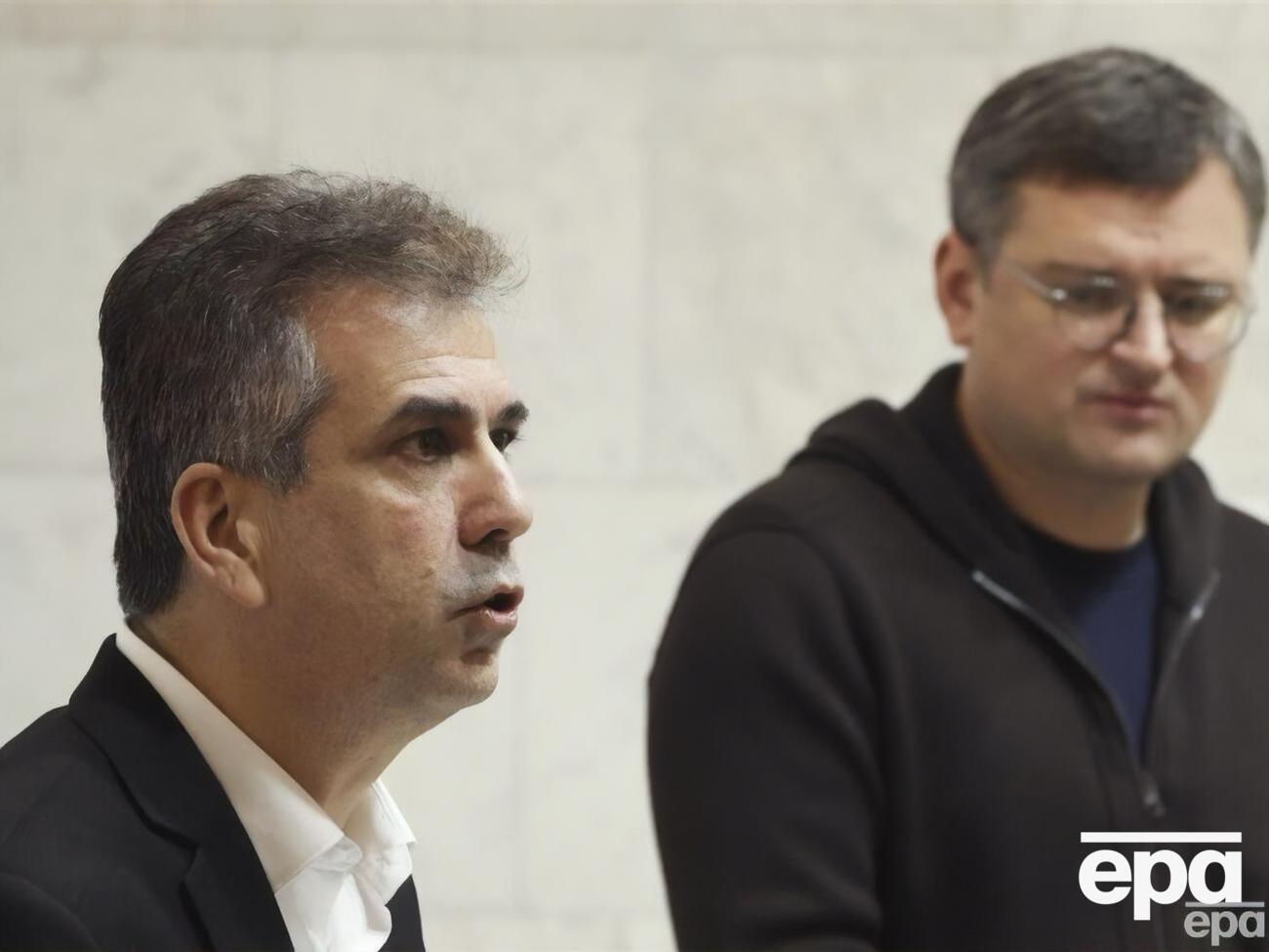 Кулеба (справа) рассказал, что в беседе с Коэном (слева) затронул вопрос формулы мира президента Зеленского