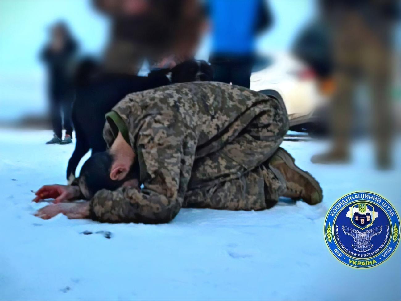 Один із військових, повернувшись до України, припав до землі