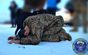 Один із військових, повернувшись до України, припав до землі