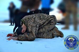 Один із військових, повернувшись до України, припав до землі