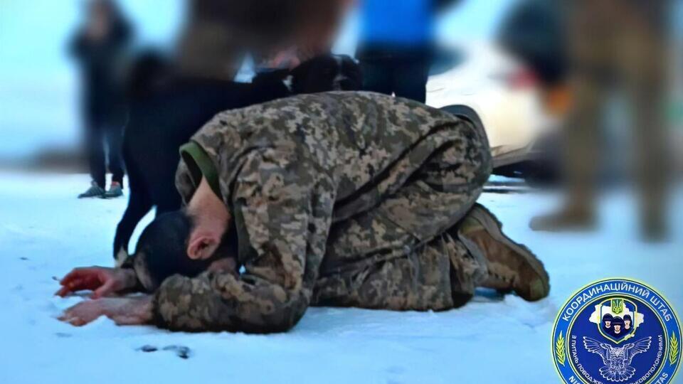 Один из военных, вернувшись в Украину, припал к земле