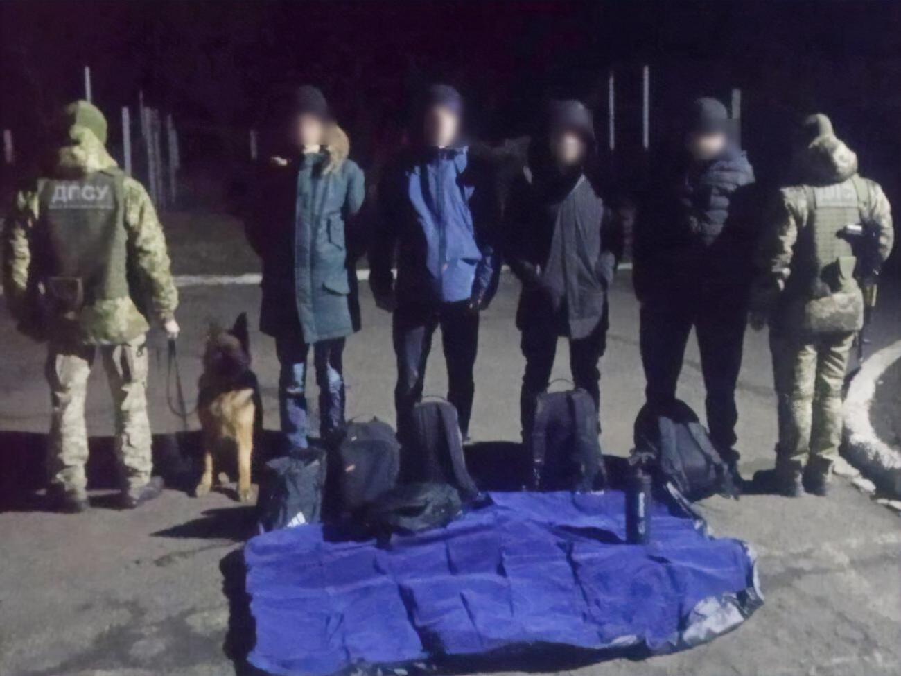 Уклонисты продолжают придумывать креативные способы незаконного пересечения украинской границы