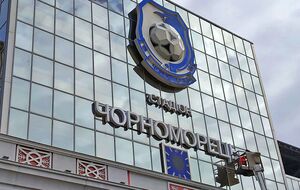 До сегодняшнего дня надпись на фасаде стадиона была на русском